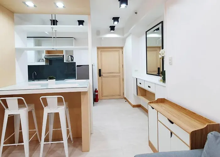 Travelers - Cozy Capsule Bunks, Makati